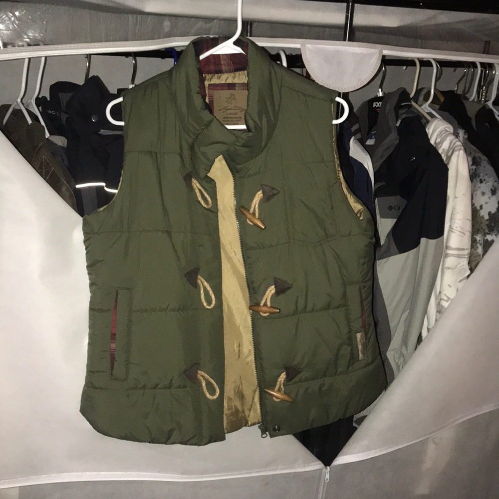 Legendary white tails puffer vest